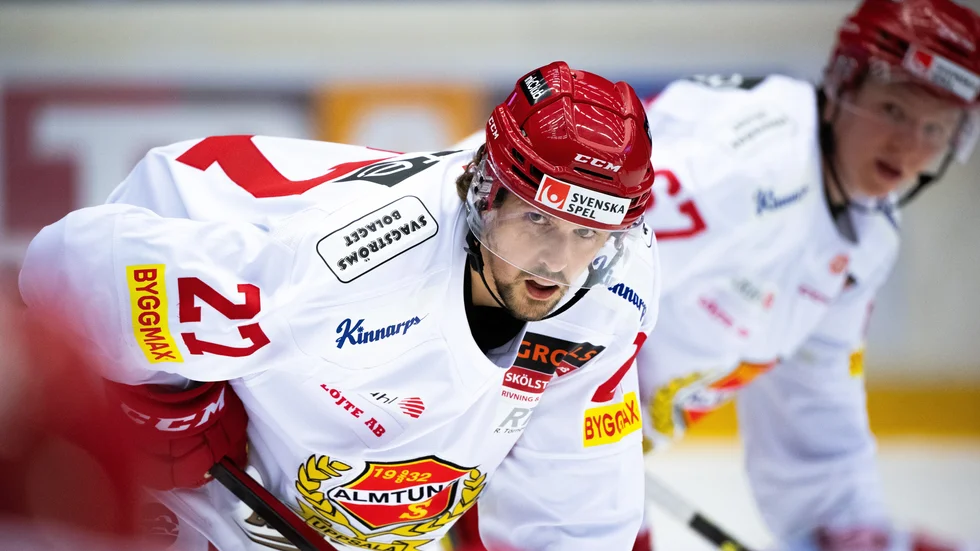 Viktor Hertzberg och Jesper Norbäck i Almtunas förstafemma. Ais möter Västervik i kväll igen.