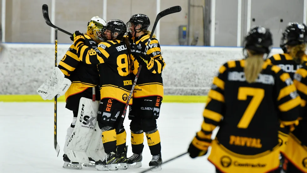 ”Det satt långt inne i dag, men det var skönt att avgöra”, säger matchvinnaren Malou Berggren, som här kramar om Camille Scherger.