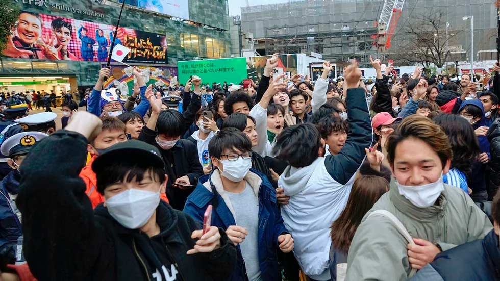 Japanska fotbollssupportrar firade landets avancemang i fotbolls-VM i Shibuya i Tokyo.