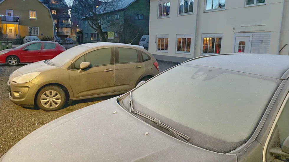 Björn Thunblad berättar att polisen ingriper så ofta de kan när de ser fordon med skrapslarv. De har med åren fått flera fall där personer dömts för vårdslöshet i trafiken när man inte skrapat rutan.