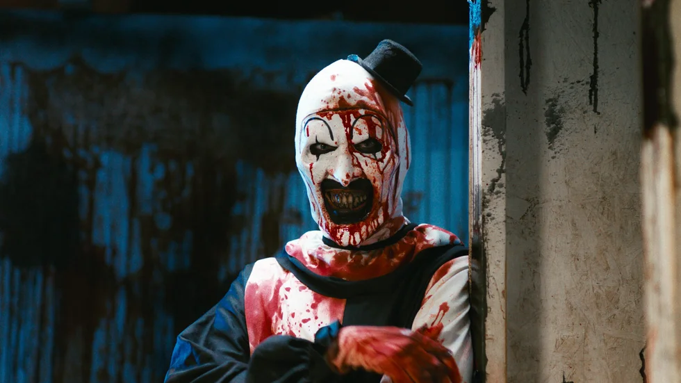 Art är både mimare och clown och drar omkring med en svart sopsäck full av rostiga verktyg som han använder för att tortera sina offer till döds i skräckfilmen "Terrifier 2". Pressbild via Nonstop Entertainment.