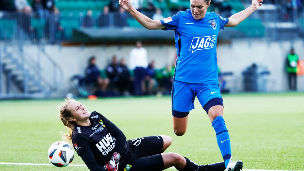 Felicia Rogic, till höger, lämnar Sverige för Norge. Arkivbild.