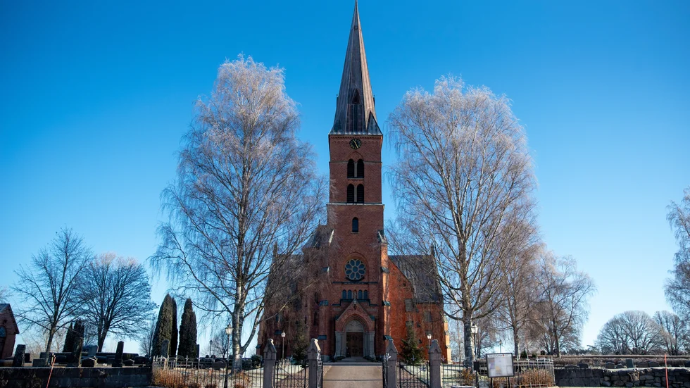 Hällestads kyrka har drabbats av stöld och skadegörelse, när nio stuprör av koppar och även fönsterbleck har stulits. 