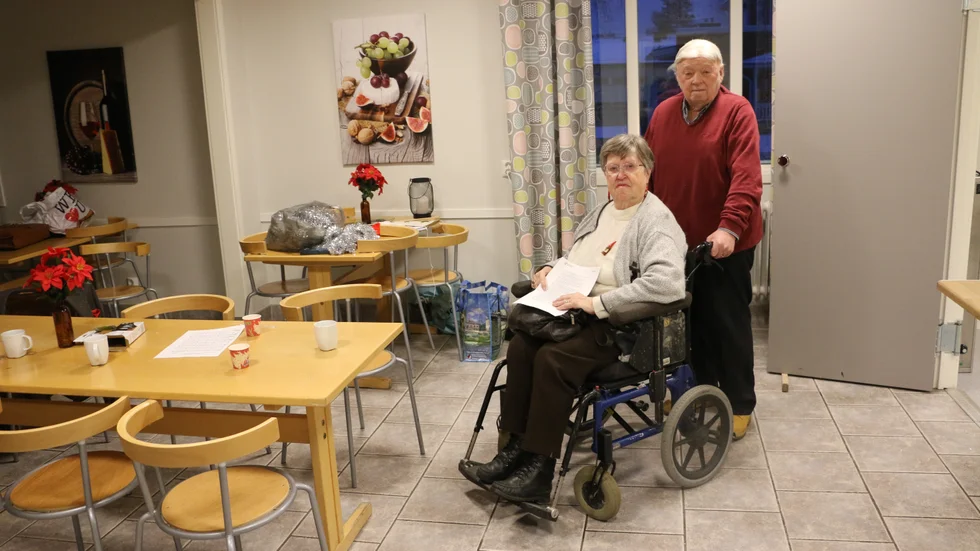 Elisabet Öberg Ölund och maken Åke Ölund kämpar för att få tillbaka parkeringstillståndet för rörelsehindrade som de blev av med i våras.