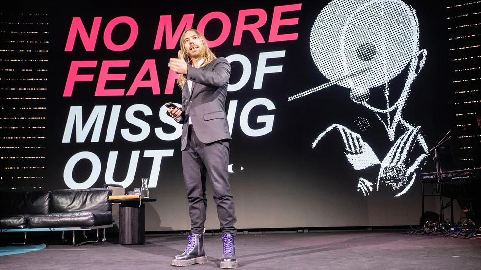 Nicklas Hermansson, 41, har grundat mediehuset Nomofomo, som står för "no more fear of missing out".