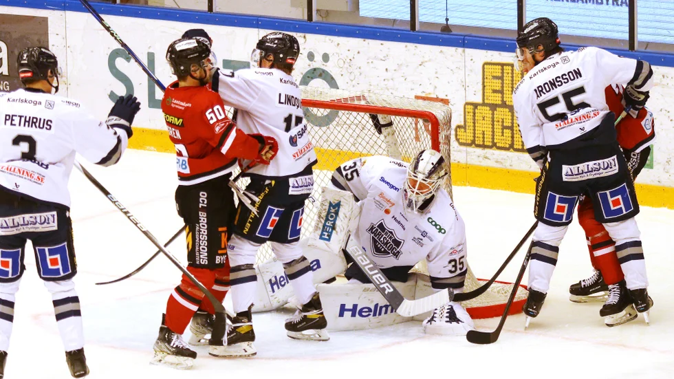 Tim Wahlgren når inte fram till pucken.