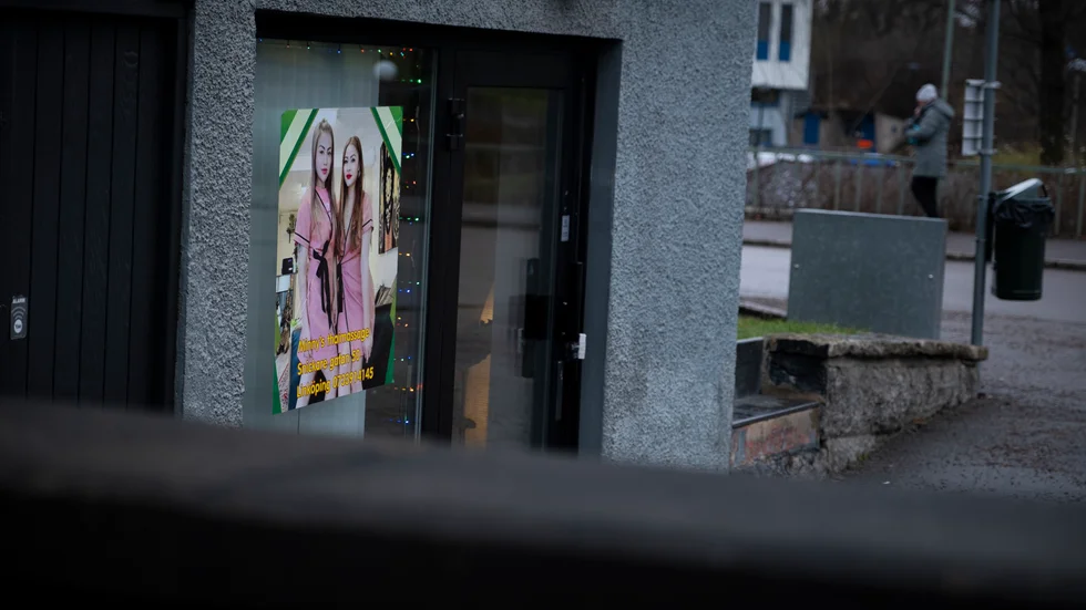 ”Polisen har varit här mycket nu. I förra veckan stormade de in här flera stycken”, berättar en massör på Minnys thaimassage för Correns reporter, när han utger sig för att vara kund.