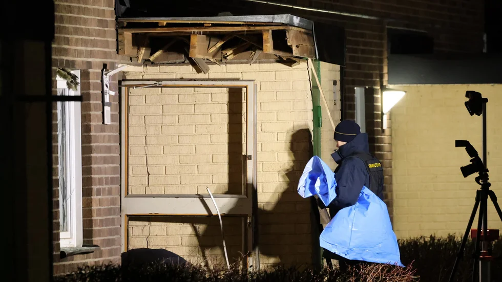 Den första explosionen inträffade klockan 2.17 i en port till ett flerfamiljshus i Upplands Bro, nordväst om Stockholm.