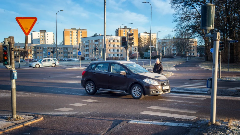 Släckta trafikljus är en utmaning för såväl bilister som fotgängare, konstaterar Vivianne Rosell.