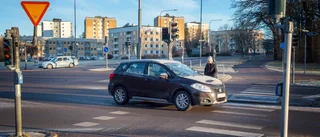 Trafikljusen på Lennings väg var svarta i morgontrafiken ✓Nu funkar de igen