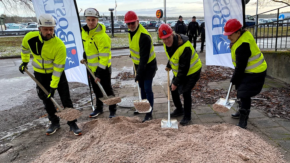 Det första spadtaget inför rivningen av Centrumgården och bygget av nya lägenheter på platsen är taget. Victor Gärdebrant och Henrik Nordenberg, Fredrik K snickeri och bygg samt Roger Axmon, vice ordförande i Bostadsbolaget, Sven-Åke Lindberg, vd Bostadsbolaget, Ruth Piatek Wallin, ordförande i Bostadsbolaget fick äran att gräva.