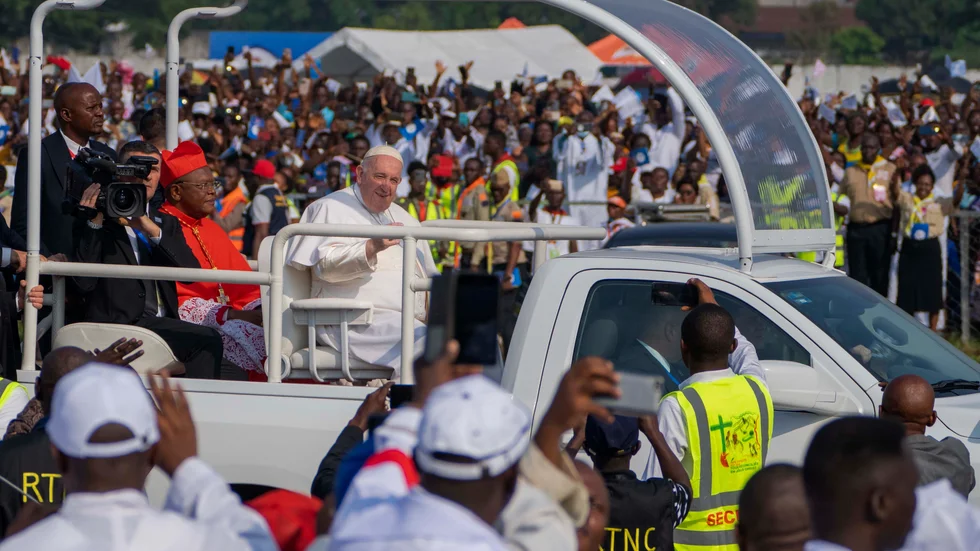 Påve Franciskus på N'Dolo-flygplatsen i Kinshasa på onsdagen.