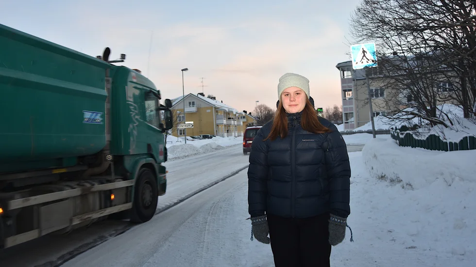 Karolina Önnbo, 16, är själv inte aktiv i ungdomsfullmäktige, men har skrivit en ungdomsmotion. Hon föreslår att kommunen vidtar åtgärder i korsningen bakom henne för att förbättra sikten.