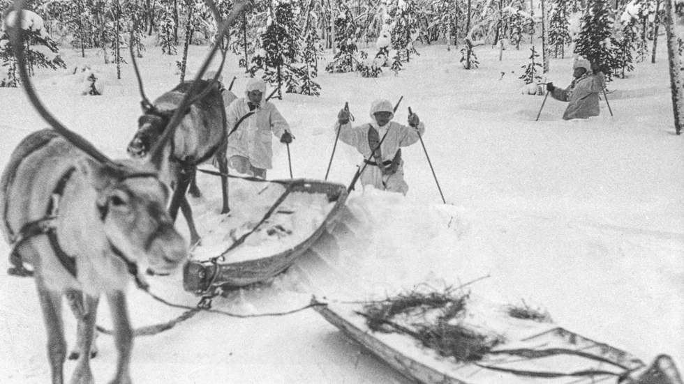 Finska soldater med slädar som dras av renar, återvänder 1940 till Petsamo, som Sovjet lämnat efter ockupationen under vinterkriget. Sovjetunionens anfall mot Finland inleddes 30 november 1939 och fredsavtal slöts den 13 mars 1940.