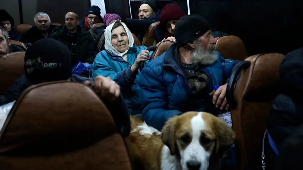 Soledarbor skjutsas med buss till tillfälliga bostäder i ryskkontrollerade Donetsk den 13 januari.