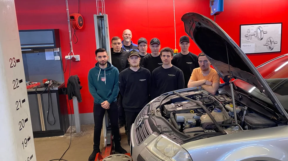 Några av eleverna på fordonsprogrammet i Mjölby: Omar, Kian, Jordan, Anton, Oskar, Ingemar, David och Fredrik tillsammans med deras lärare Jonas.