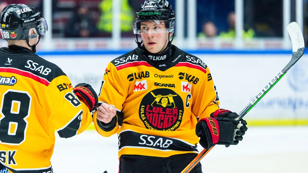 Erik Gustafsson jublar efter att han skjutit in ledningsmålet till Luleå.