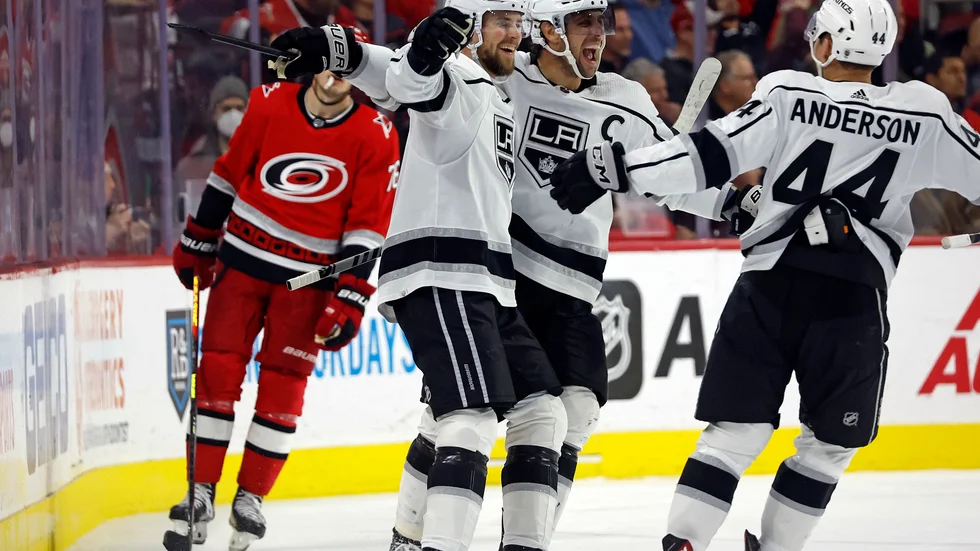 Adrian Kempe firar ett av sina mål med Anze Kopitar (11) och Mikey Anderson (44).