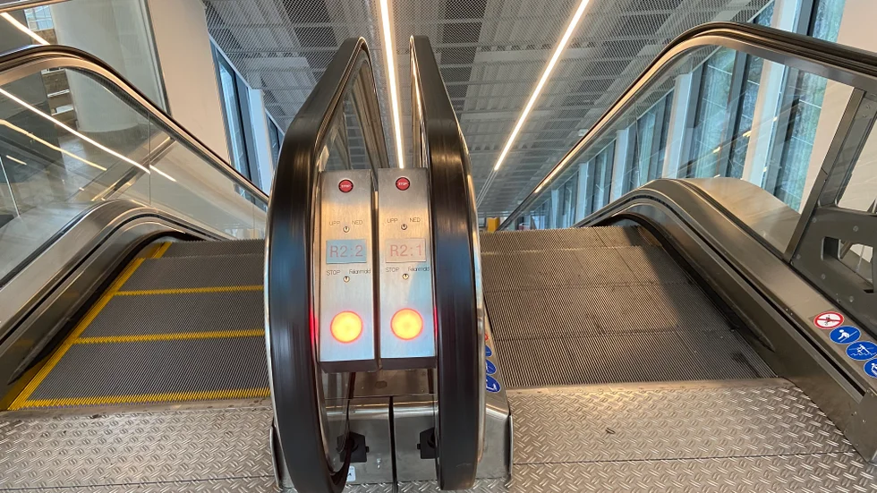 Rulltrappan till höger, som leder neråt, har varit avstängd i ungefär 14 dagar. Den här gången på grund av ett tekniskt fel. I november handlade det om sabotage.
