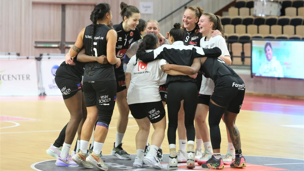 Visby Ladies firar säsongens första seger.