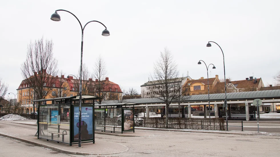 Insändarskribenten tycker att länsstyrelsen borde neka alla tillstånd till byggnation på torget innan kostnaderna och konsekvenserna för resecentrum redovisats.