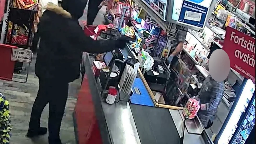 Personal och kunder chockades av rånarens agerande.