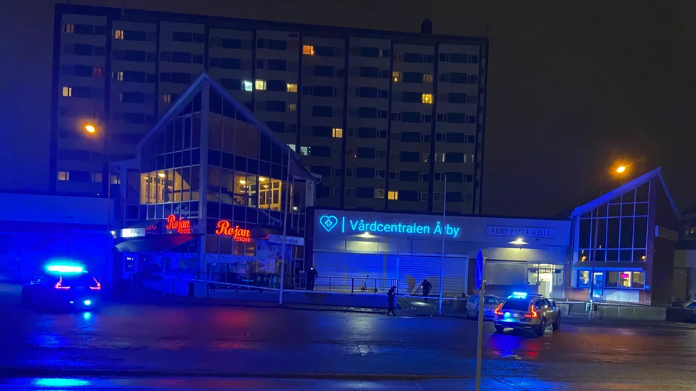 Skjutningen vid Årby pizzeria utreds som försök till mord. Minst sju skott avlossades.