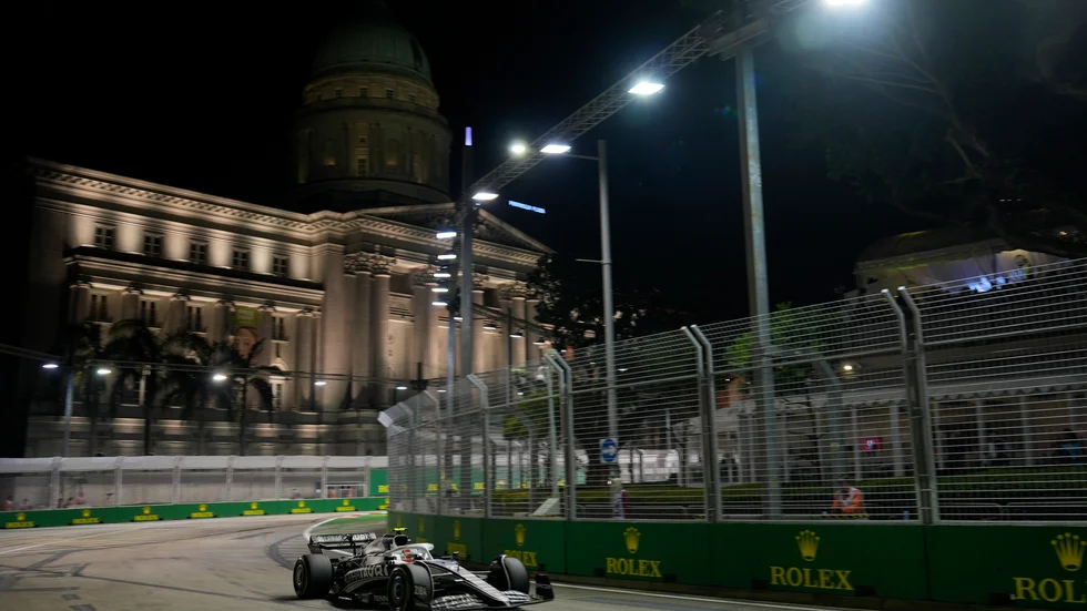 F1-loppet i Singapore körs i mörker, vilket bidragit till dess popularitet. På bilden Alpha Tauris japanske förare Yuki Tsunoda förra året.