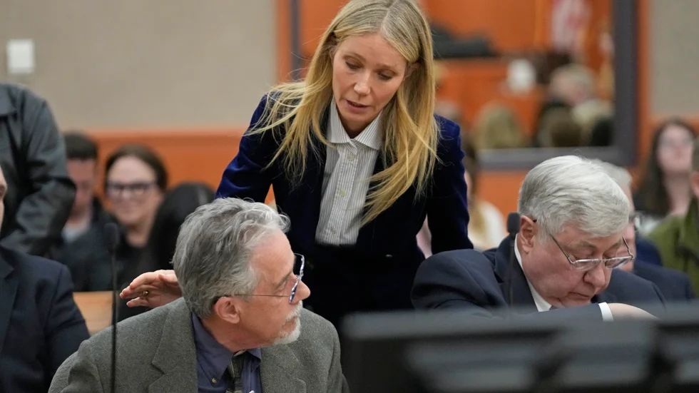 Gwyneth Paltrow byter några ord med Terry Sanderson på vägen ut ur rättssalen.