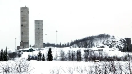 Lavarna finns kvar efter gruvbrytningen i Tuolluvaara som upphörde för 30 år sedan på grund av dålig lönsamhet. I framtiden kan brytning bli aktuellt igen.