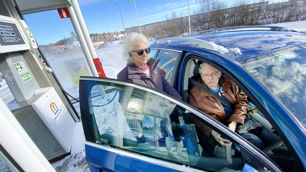 "Man blir ju riktigt förbannad på regeringen. Det här är en miljöbil och de ska straffa oss för det", menar Per Svensson som är i Eskilstuna på besök med sin fru Monica Svensson.