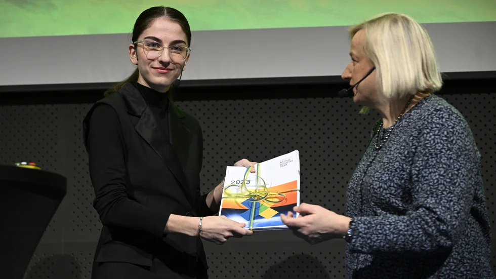 Klimat- och miljöminister Romina Pourmokhtari tog tidigare i veckan emot Klimatpolitiska rådets rapport av rådets ordförande Cecilia Hermansson. I rapporten blandas logisk kritik med drömmar om "stora berättelser" som ska fixa problemen.