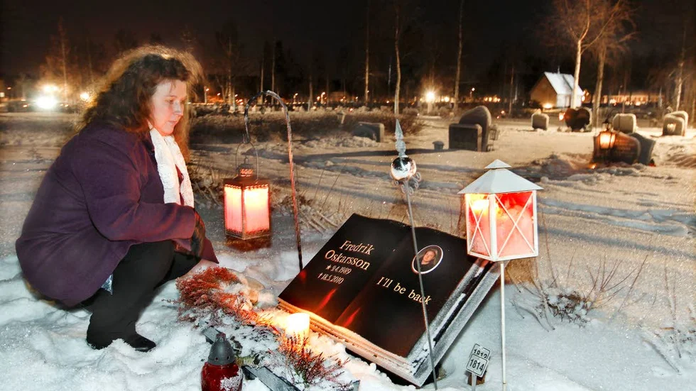 Ylva Reinesund, som här tände ljus vid sin sons grav, 2014.