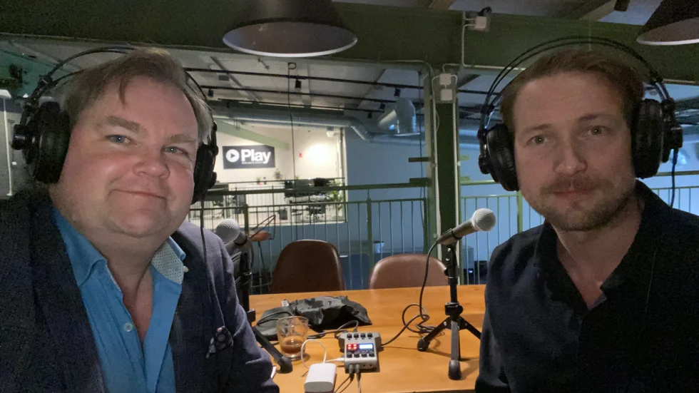 Radiosnack. Jonny Johansson, vd på Play reklam och event, gästar Jens Bollius podd. Inspelat i Lokverkstans backstage-område. Ett Sportsnack om fotboll, lokal idrott och hur man får folk att komma till saker.