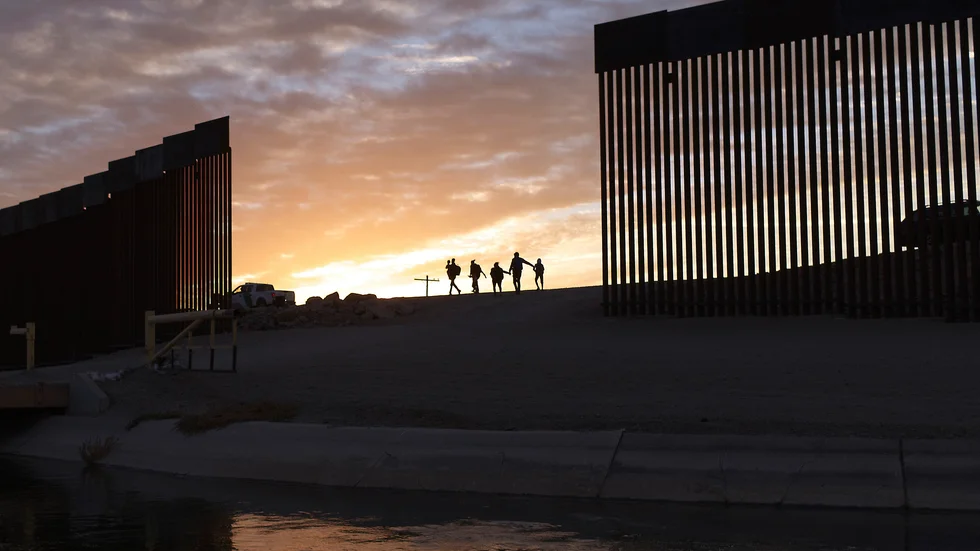 Migranter går över gränsen till från Mexiko till Arizona i USA. Arkivbild.