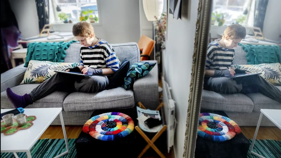 Saga i soffan i Holmsund, oftast ritar hon vid köksbordet men varierar ibland.