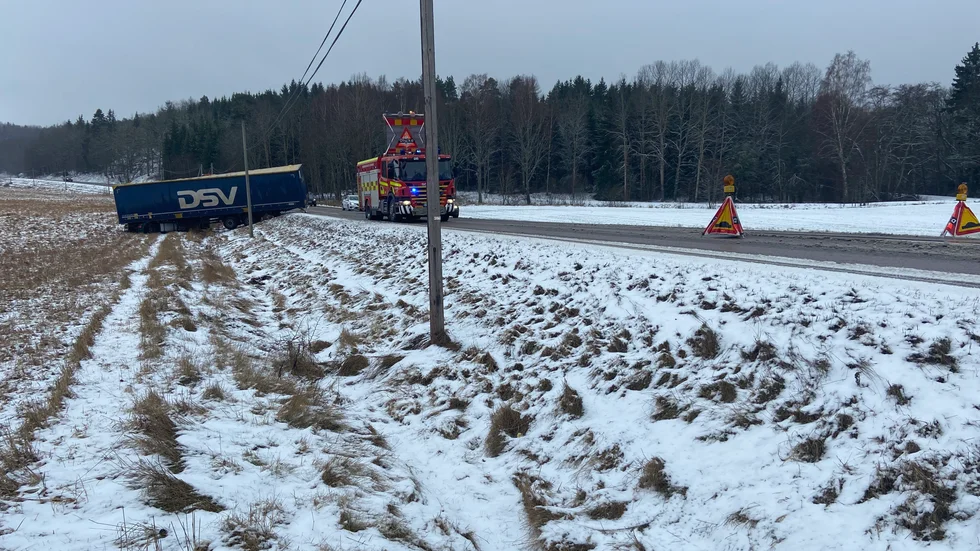 Räddningstjänsten dirigerade trafiken på platsen, strax söder om infarten till Morrarö.
