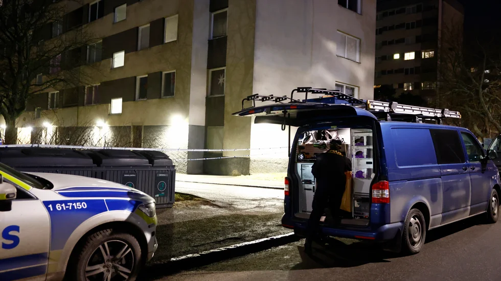 Polisens tekniker på plats efter skottlossningen i Bredäng på torsdagskvällen. Arkivbild.