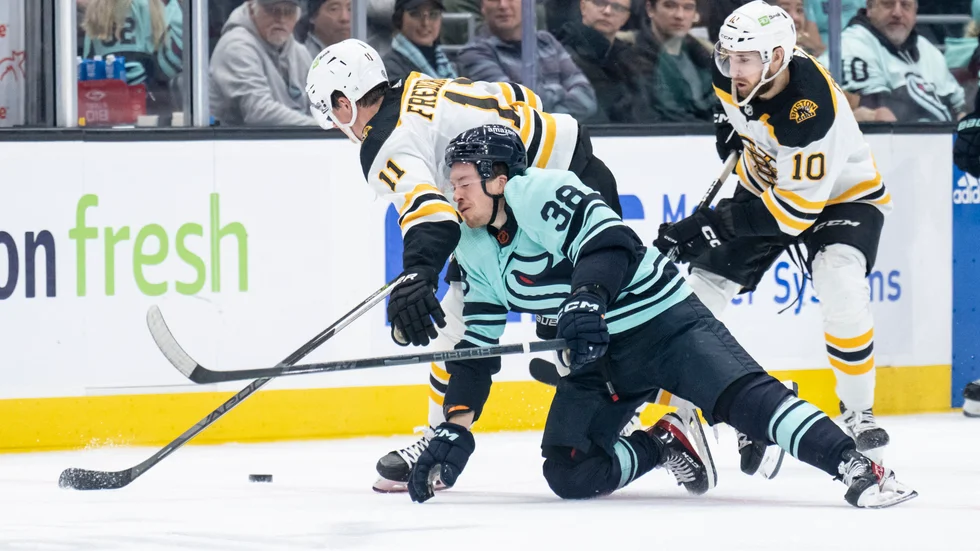 Jesper Frödén, här i Seattle Krakens NHL-tröja under vintern.
