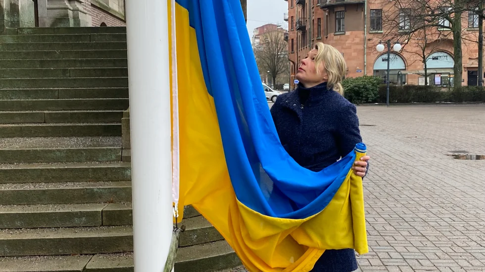Sophia Jarl (M) hissade den blågula ukrainska flaggan vid Rådhuset på Tyska torget på fredagsmorgonen, på årsdagen för det ryska anfallskriget i Ukraina. Symboliskt viktigt, sa hon, men än viktigare är det man gör i vardagen: tar emot människor i behov av skydd och ger dem stöd och hjälp.