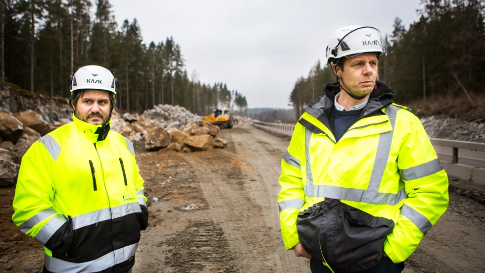 Produktionschefen Julian Atienza och den biträdande projektledaren Torbjörn Arvidsson har koll på att ombyggnationen av 56:an fortskrider som den ska. 