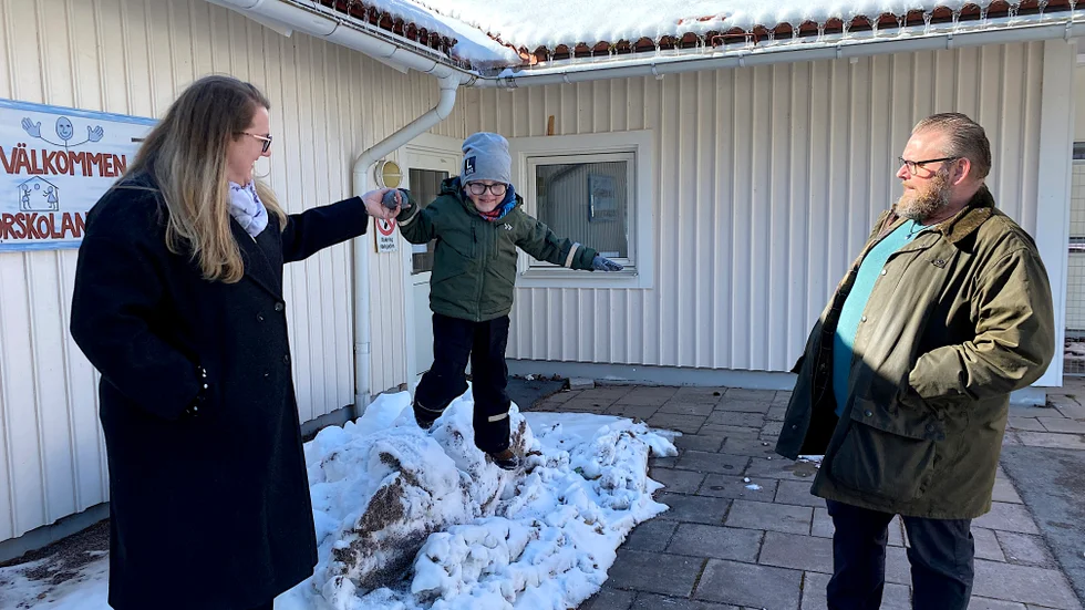 Loke Davidsson gillar sin förskola och skulle helst vilja vara här i sommar också. Föreskoledagarna i Gamleby kommer annars bli 12 timmar långa för honom.