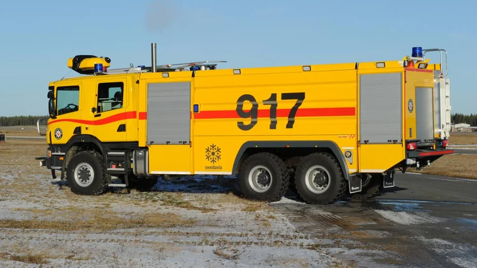 Det nya räddningsfordonet på flygplatsen i Luleå kallas Buffalo och de 11 kubiken i behållaren töms på drygt två minuter.