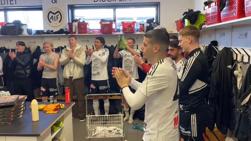 Motala AIF:s spelare och ledare sjunger för 1-0-segern mot Sollentuna i norrettans premiär.