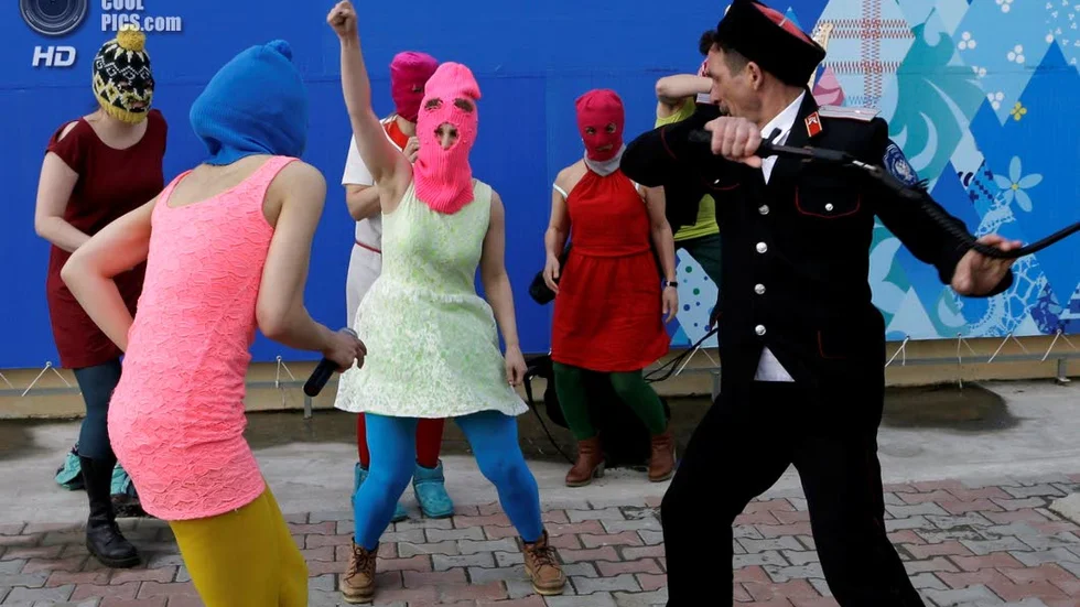 Protest. Ryska kosacker går till angrepp med piskor mot Pussy Riot-demonstrationen i Sotji.