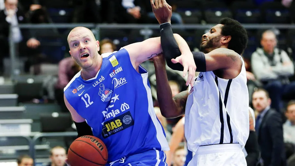 Bevis. Johan Åkesson och hans LF Basket behövde en seger inför slutspelet. Det fick Örebro sota för.