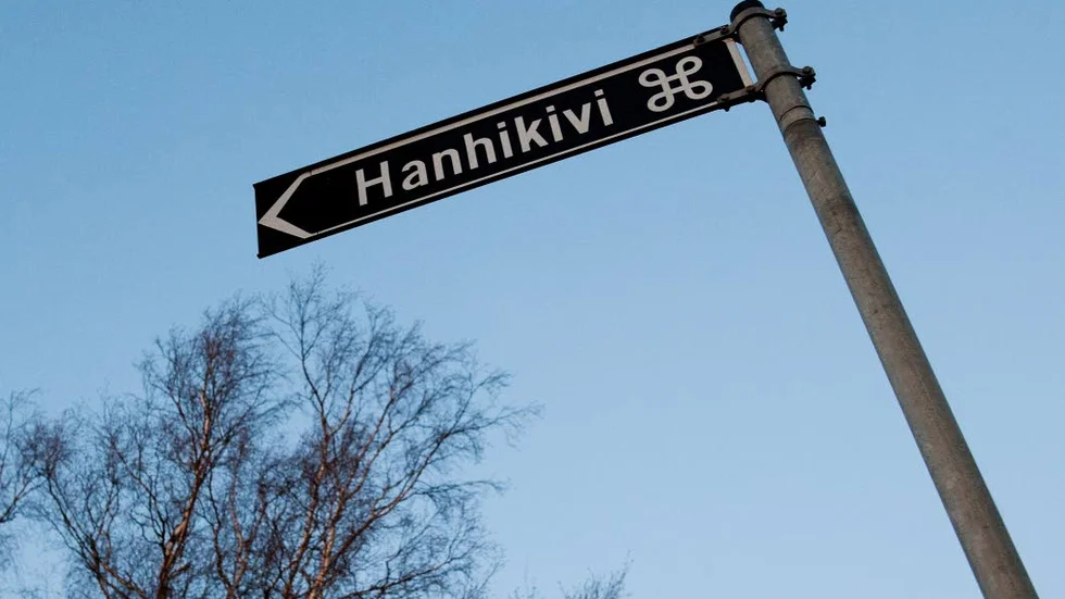 På den låglänta udden Hanhikivi skulle förutom kärnkraftverket byggas bassänger för mellanlagring av det livsfarliga högradioaktiva avfallet i 20-40 år, intag och utlopp av kylvatten, vägar, broar, bankar, hamnkaj, hamnområde och en farled för sjötransporter, skriver Lena Lagerstam.