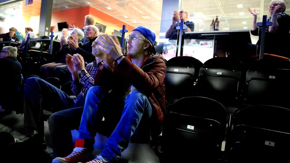 En och annan applåd bjöds det på från Per Larssons och Viktor Fällmans sida när Luleå baskets bortamatch visades på storbild.