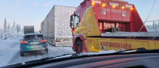 Lastbil blockerar E10 utanför Gällivare           