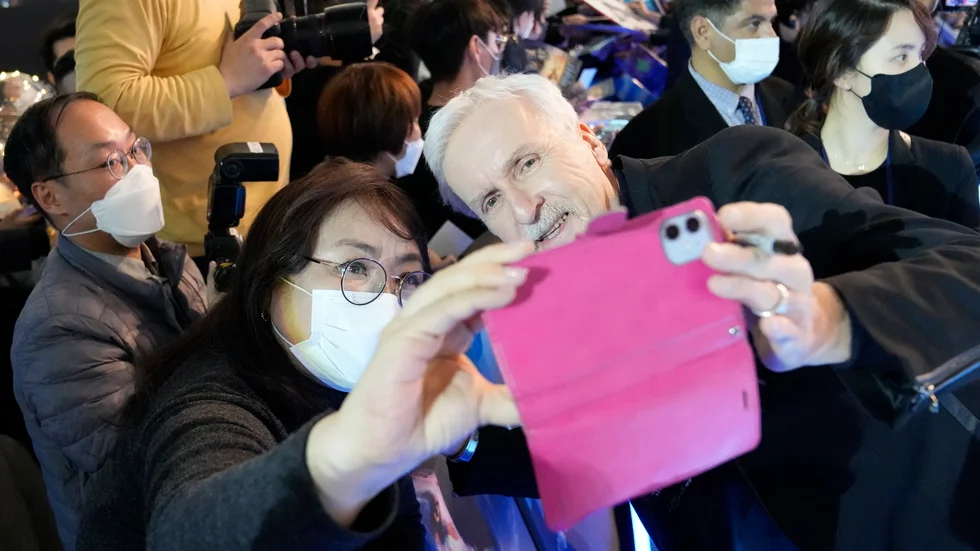 Regissören James Cameron tar en bild tillsammans med ett fan i samband med en pr-resa till Sydkorea inför premiären på "Avatar: The way of water". Arkivbild.